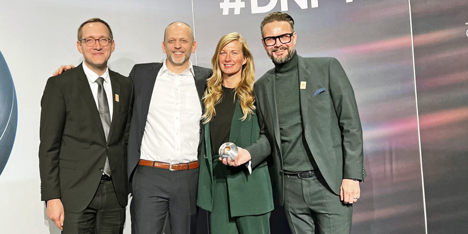 Große Freude über den Nachhaltigkeitspreis: (von links) Fabian König (Head of Innovation Consulting), Benjamin Arnold (Geschäftsführer Foodforplanet) und Yvonne Weiß (Brand Marketing Managerin), Rafael Rybandt (Brandlead).