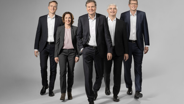 Mit der Berufung der beiden neuen Mitglieder setzt sich der Symrise-Vorstand aus fünf Mitgliedern zusammen (von links): Jörn Andreas (Scent & Care), Stephanie Coßmann (Personal), Heinz-Jürgen Bertram (CEO), Jean-Yves Parisot (Taste, Nutrition, Health) und Olaf Klinger (CFO). 