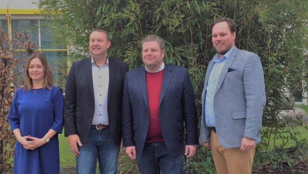 Freuen sich über die gemeinsame Zusammenarbeit: Marketingleiterin Mira Zimberlin, Geschäftsführer Jörg Lefers (beide Allco Heimtierbedarf), Geschäftsführer Pavel (v.l.) Freuen sich über die gemeinsame Zusammenarbeit: Marketingleiterin Mira Zimberlin, Geschäftsführer Jörg Lefers (beide Allco Heimtierbedarf), Geschäftsführer Pavel (v.l.)