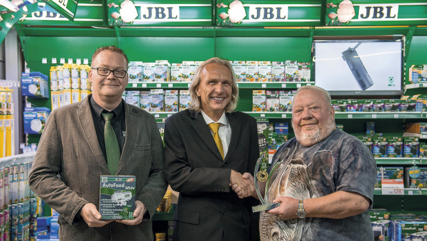 JBL konnte sich in der Kategorie Aquaristik über die Auszeichnung für das Produkt des Jahres freuen. Der regionale Key Account Manager Mark Mosler (links) und Geschäftsführer Roland Böhme (Mitte) nahmen die Auszeichnung von Norbert Zajac entgegen.