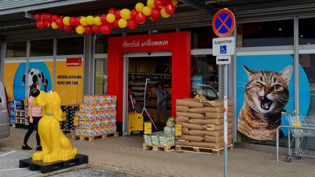 Die Neueröffnung wird mit zahlreichen Angeboten und einem Eröffnungsrabatt von 20 Prozent auf den gesamten Einkauf gefeiert.