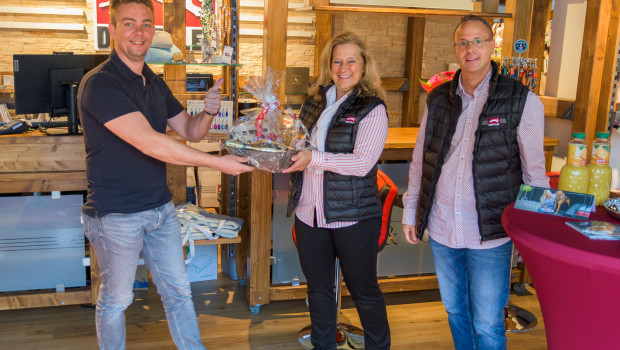 Dogstyler-Geschäftsführer Bert Destrooper gratuliert Anja und Marcus Wirtz zur Neueröffnung in Aachen.