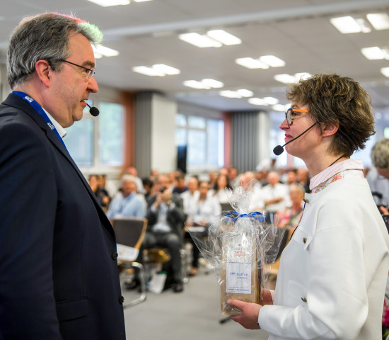 Moderator Michael Alvermann von Paex mit Dr. Kathrin Langner, Geschäftsführerin des Industrieverbands Heimtierbedarf (IVH), welche die Keynote „Neues aus Brüssel – Wie Hydrokolloide, Zusatzstoffe und Verpackungsrecht die Branche verändern werden“ hielt. Moderator Michael Alvermann von Paex mit Dr. Kathrin Langner, Geschäftsführerin des Industrieverbands Heimtierbedarf (IVH), welche die Keynote „Neues aus Brüssel – Wie Hydrokolloide, Zusatzstoffe und Verpackungsrecht die Branche verändern werden“ hielt.