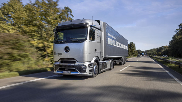 Drei Mercedes-Benz NextGenH2 Truck mit Flüssigwasserstofftechnologie sollen ab Ende Dezember 2026 schrittweise am Dachser-Logistikzentrum Karlsruhe eingesetzt werden. Drei Mercedes-Benz NextGenH2 Truck mit Flüssigwasserstofftechnologie sollen ab Ende Dezember 2026 schrittweise am Dachser-Logistikzentrum Karlsruhe eingesetzt werden.