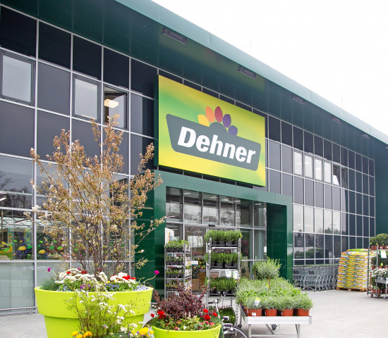 Der führende deutsche Gartencenterbetreiber Dehner betreibt in allen seinen Märkten große Zoofachabteilungen mit Lebendtier. 

