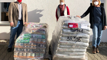 Spendenübergabe vor der Neueröffnung