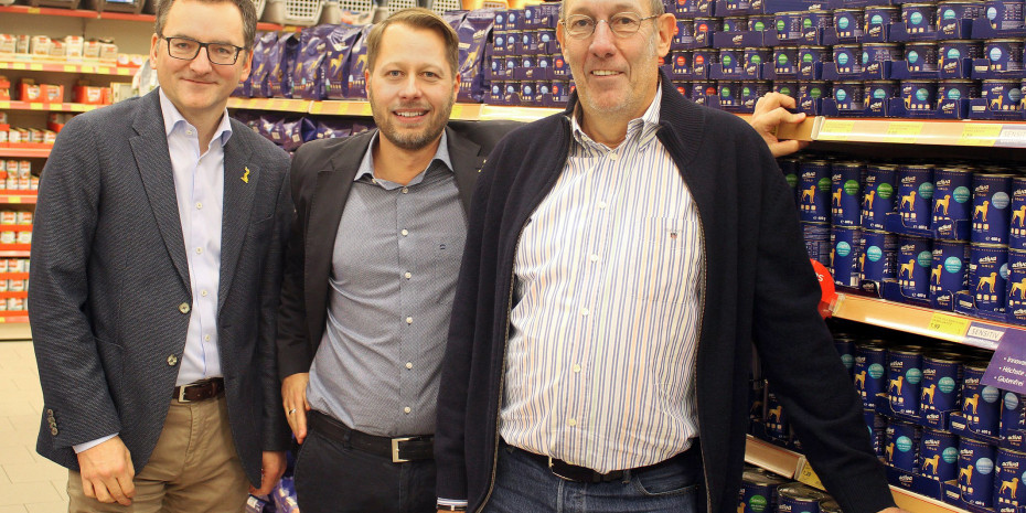 Das Futterhaus: (von links) Klaus Meyer-Kortenbach und Andreas Schulz mit Firmengründer Herwig Eggerstedt.