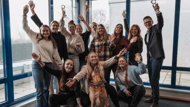 Große Freude beim Takefive-Media-Team mit Geschäftsführer Stephan Schlüter über die zweifache Auszeichnung mit dem Deutschen Agenturpreis.