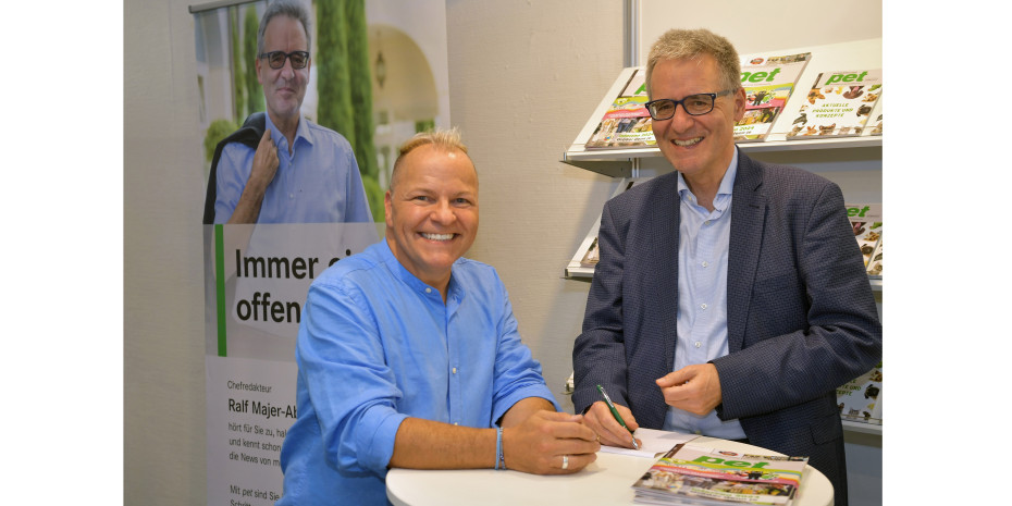 pet-Chefredakteur Ralf Majer-Abele (rechts) interviewt Michael J. Schönefeld (links), den Veranstalter der Aqua-Expo, auf der Interzoo.