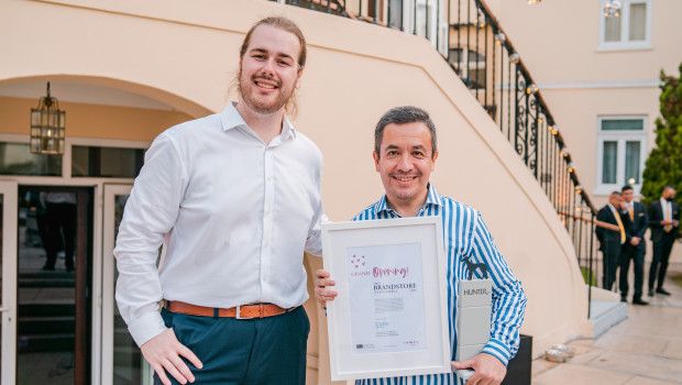 Freuen sich über die Premiere in Lateinamerika (von links): Lucas Orell Zuralski, Hunter Area Sales Manager, und Alfredo Polo, Initiator und Betreiber des Brand-Store in Lima.