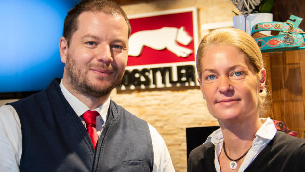 Franchisenehmer Jens Möllmann und Birte Dahlhoff, Gründerin und Geschäftsinhaberin von Dogstyler, freuen sich über den neuen Standort.