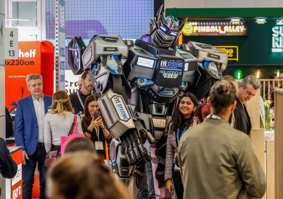 Roboter sind ein Thema für den Handel – aber solche wohl eher nur fürs Marketing. Zum Reinigen und für &nbsp;Kundeninformationen sind sie aber bereits praktikabel.