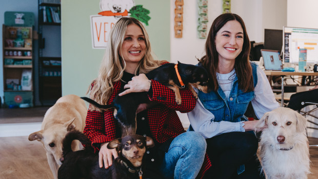 Die Vegdog-Gründerinnen Tessa Zaune-Figlar und Valerie Henssen verfolgen das Ziel, Hunden ein gesundes, bedarfsdeckendes Futter zur Verfügung zu stellen.