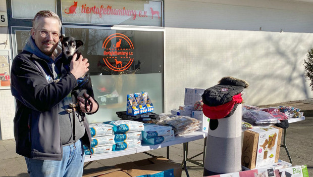 Bürohund und Hagen-Maskottchen „Toni“ und Produktmanager Rouven Nichler bei der Tiertafel Hamburg.