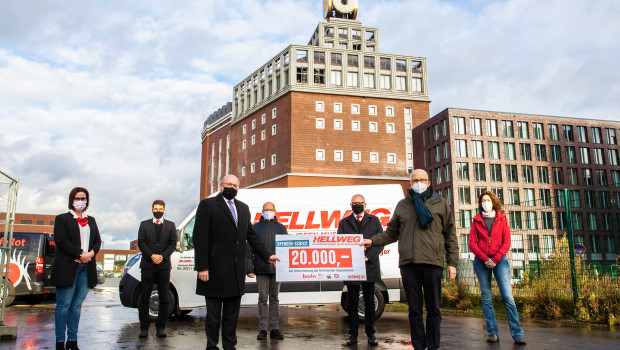 Hellweg spendet für obdachlose Menschen, hier im Bild die Spendenübergabe in Dortmund.