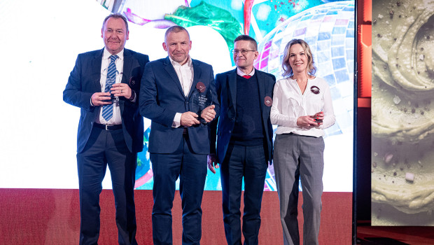 Kari Bergström, Gebietsverkaufsleiter (3.v.l) und Malgorzata Lehmann, R&D und PDTS (r.) bei Coveris nehmen neben Tim Scharrer, COO und Regionaldirektor Europa und Nordamerika bei Volfcafe (l.) und Erik Hjertaas, Geschäftsführer bei Tronrud Engineering (2.v.l.) den Strive for Excellence Award entgegen.