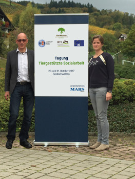 ESAAT-Präsident Dr. Rainer Wohlfarth und Johanna Müller, Unternehmenskommunikation Mars Petcare, bei der Tagung im Schwarzwald. ESAAT-Präsident Dr. Rainer Wohlfarth und Johanna Müller, Unternehmenskommunikation Mars Petcare, bei der Tagung im Schwarzwald.