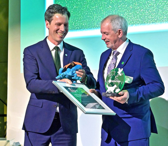Gordon Bonnet (l.) übergibt den Personality Award an Norbert Holthenrich. Gordon Bonnet (l.) übergibt den Personality Award an Norbert Holthenrich.