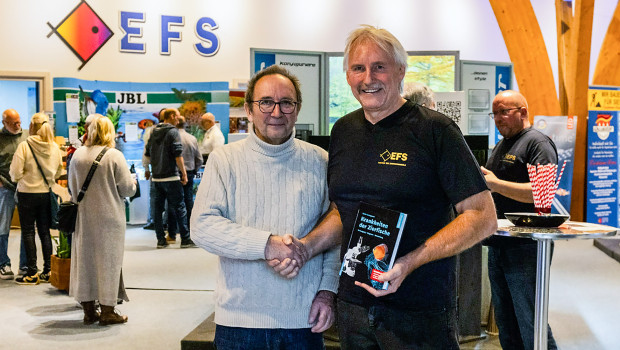 Dieter Untergasser (l.) präsentierte das Buch bei der EFS-Hausmesse, hier mit Bernd Schmölzing.