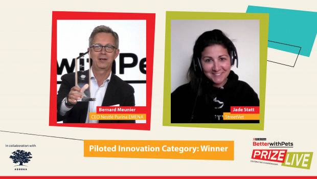 Bernard Meunier, CEO Nestlé Purina EMENA, überreicht den Preis in der Kategorie „etablierte oder pilotierte Innovationen“ an Jade Stratt von Street Vet.