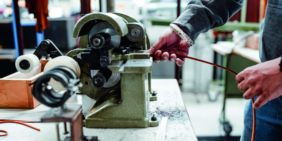 Der Ursprung von Hunter liegt im traditionellen Lederhandwerk. Über 50 Fachkräfte arbeiten heute an hochwertigen Halsbändern, Leinen, Geschirren und Co. – viele von ihnen sind dem Unternehmen seit Jahrzehnten treu.