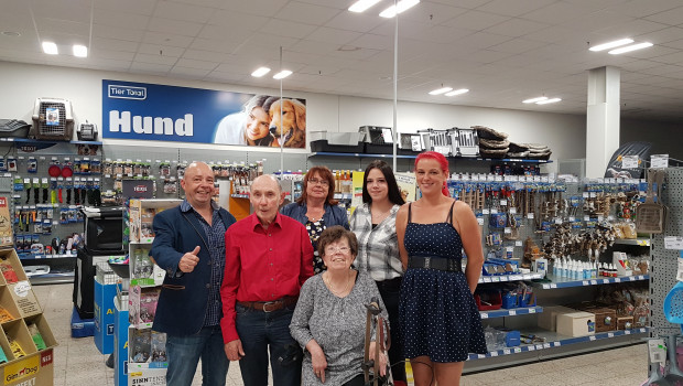 Vier Generationen sind im Familienbetrieb Zoo Scharf aktiv: Klaus-Peter Scharf (links), Erhard Scharf (Zweiter von links), Enkelin Vanessa und Tochter Yvonne Sprotte (rechts).