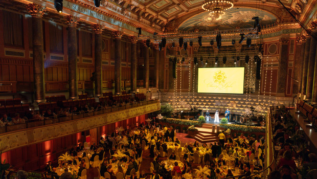 Im Kurhaus Wiesbaden kamen rund 800 Gäste aus Politik, Wirtschaft und Showbusiness zur Vita Charity Gala zusammen.