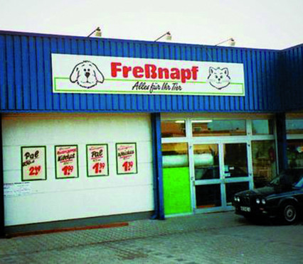 Der erste Fressnapf-Standort überhaupt eröffnete am 18. Januar 1990 in Erkelenz.
