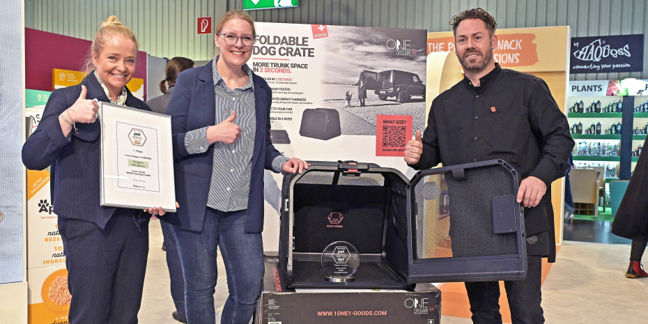 David Fischer, CEO der Schweizer Firma 1one1 und Hersteller der Origami Hundebox, mit Sarah Kochs, Woko-Geschäftsführerin, und pet-Redakteurin Sarah Daubert bei der Preisverleihung auf der Interzoo. David Fischer, CEO der Schweizer Firma 1one1 und Hersteller der Origami Hundebox, mit Sarah Kochs, Woko-Geschäftsführerin, und pet-Redakteurin Sarah Daubert bei der Preisverleihung auf der Interzoo.