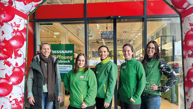 Das Filialteam und die Gebietsleitung freuen sich über die neueFiliale im Innsbrucker Greif Center: (von links) Felicitas Stiedl (Gebietsleitung), Patricia Mairhofer (Filialleitung) und Team. 