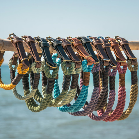 Die Tauleinen aus recycelten Baumwoll-Tauen, gefärbt in Handarbeit mit pflanzlichen Textilfarben, sind so stabil wie ein Seemannsknoten – mit handgespleißten Enden und Lederumwickelung aus pflanzlich gegerbtem Leder.&nbsp;www.taukunst.de