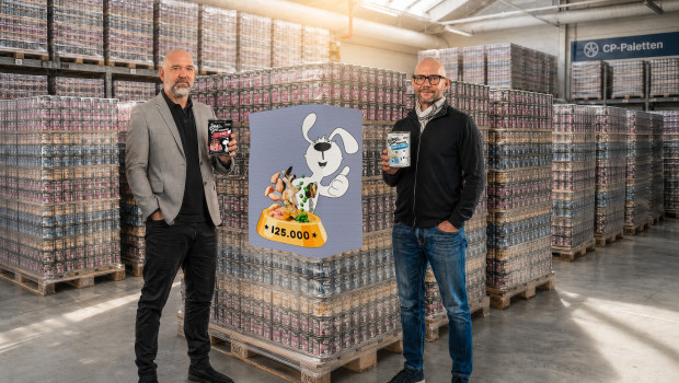 Die Pets-Nature-Gründer Christian Numsen (links) und Martin Schupp schicken mit Lucky Jim 125.000 Mahlzeiten auf den Weg zu Hunden, die Unterstützung brauchen.