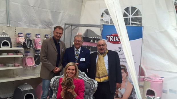 Gruppenbild mit Dame: Prinzessin Maja von Hohenzollern mit (von links hinten) Trixie-Exportleiter Boy Tadsen, Alfauna-Geschäftsführer und -Gründer Werner Meier und Felix Weck, Präsident des Verbandes zoologischer Fachgeschäfte der Schweiz.