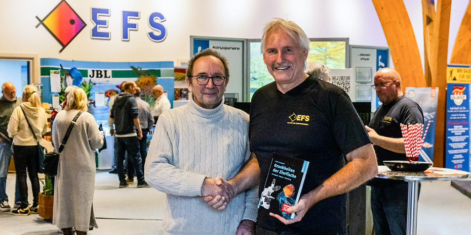 Dieter Untergasser (l.)  präsentierte das Buch bei  der EFS-Hausmesse, hier mit Bernd Schmölzing.