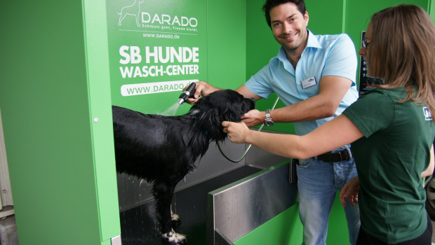 Dehner-Marktleiter Johannes Spahn testet gemeinsam mit einer Mitarbeiterin das Hunde-Wasch-Center in Karlsruhe. Foto: Darado