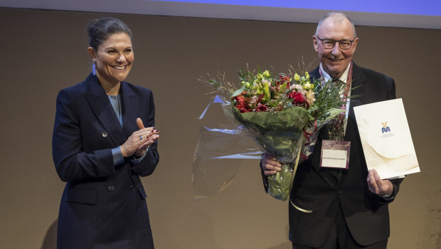 Kronprinzessin Victoria überreicht den ersten Grand Research Prize in Veterinary Medicine an seinen ersten Preisträger, Professor Henrik Elvang Jensen, bei der Preisverleihung an der SLU. Kronprinzessin Victoria überreicht den ersten Grand Research Prize in Veterinary Medicine an seinen ersten Preisträger, Professor Henrik Elvang Jensen, bei der Preisverleihung an der SLU.