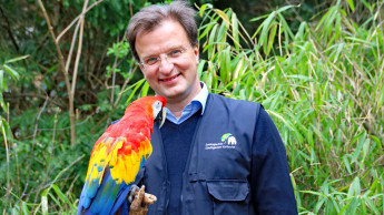 Dr. Reinschmidt neuer Herausgeber von "Papageien"