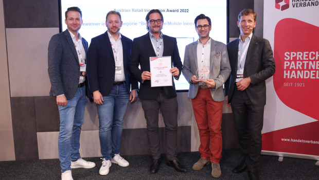Den Austrian Retail Innovation Award nahmen für Fressnapf Österreich Jürgen Seiwaldstätter (Zweiter von rechts; Marketingmanager PR) und Gerhard Resinger (Dritter von rechts; Director Purchase und Marketing) entgegen. 