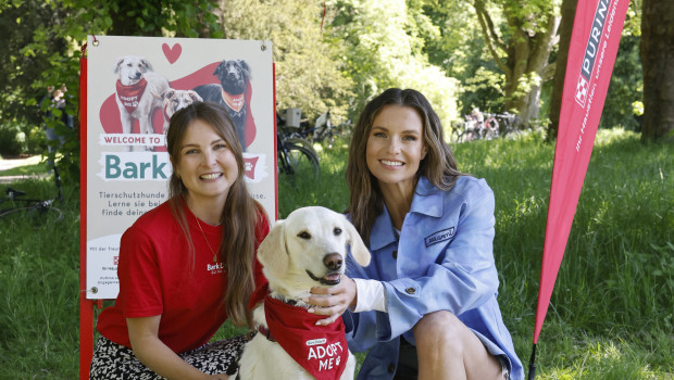 Laura Wontorra (rechts) mit Bark Date-Gründerin Dr. Lisa Williamson und der Bark-Date-Hündin Mia.
