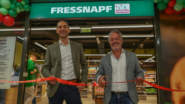 Fressnapf-Inhaber Torsten Toeller (rechts) und Country Manager Dániel Kisgergely bei der Eröffnung des ersten rumänischen „Fressnapf“-Marktes.