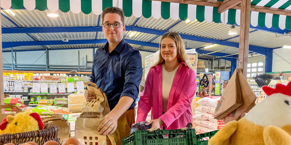 Philipp Noreisch und Anna  Lindemann haben in Sichtweite des Eingangs „Marktstände“  für regionale Lebensmittel  gebaut.