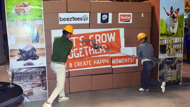 „Let's grow together & create happy moments“ war bei der offiziellen Eröffnung auf einer Wand aus Umverpackungen zu lesen. Indem die Eigentümer Guusje & Job van Riel diese Wand einrissen, schufen sie – im übertragenen Sinne – einen Durchgang ihrer Unternehmensgruppe in die Zukunft.