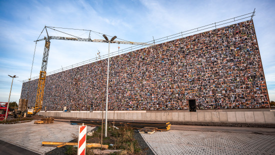 Eine ganze Hallenwand wurde mit den Bildern der Vierbeiner von den Kunden tapeziert. Eine ganze Hallenwand wurde mit den Bildern der Vierbeiner von den Kunden tapeziert.
