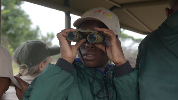 Gemeinsam für Bildung und Artenschutz: Unter dem Leitgedanken „We care. We teach. We protect.“ bündeln Vitakraft und Rhino Revolution Europe ihre Stärken.