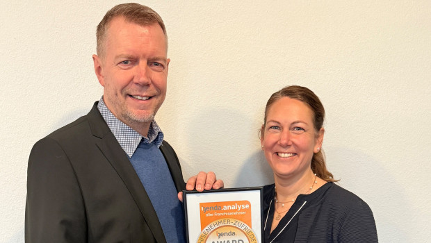 Linda Zimmermann und Cord Kirchmann aus der Geschäftsführung des Kiebitzmarkt-Franchisesystems freuen sich über die Gold-Auszeichnung.