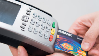 Karte löst erstmals Bargeld als Zahlungsmittel ab