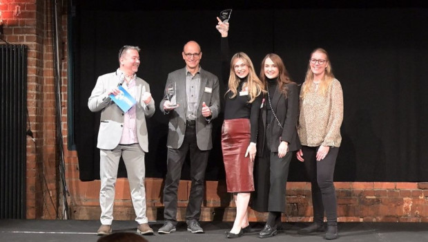 Bei der Abendveranstaltung am ersten Kongresstag: pet-Chefedakteur Oliver Mengedoht, pet Personality of the Year Georg Müller, die pet Best Newcomer of the Year Kerstin und Marion Käfer (lumiies) und pet-Redakteurin Sarah Daubert. Bei der Abendveranstaltung am ersten Kongresstag: pet-Chefedakteur Oliver Mengedoht, pet Personality of the Year Georg Müller, die pet Best Newcomer of the Year Kerstin und Marion Käfer (lumiies) und pet-Redakteurin Sarah Daubert.