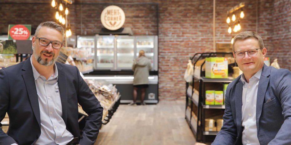 Hermann Aigner (rechts) und  Sales Director Thomas Kerschbaumer vor der neuen Meat Corner.