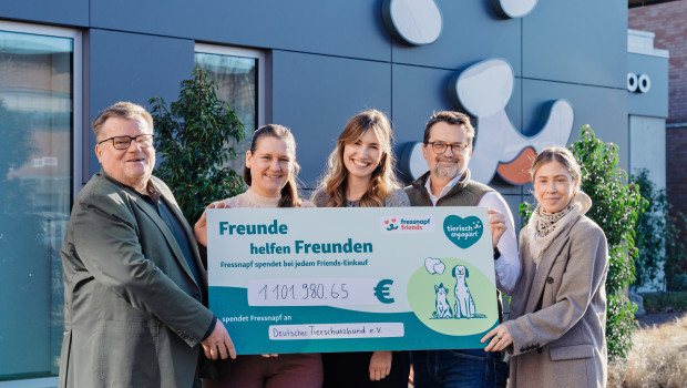 v.l.n.r.: Thomas Schröder (Präsident Deutscher Tierschutzbund), Rosa Polter (Verbandsgeschäftsführerin Deutscher Tierschutzbund), Laura Eickhorn (Projektmanagerin Fressnapf), Norbert Marschallinger (Managing Director Fressnapf Germany), Sanja Lukic (Projektmanagerin Fressnapf). v.l.n.r.: Thomas Schröder (Präsident Deutscher Tierschutzbund), Rosa Polter (Verbandsgeschäftsführerin Deutscher Tierschutzbund), Laura Eickhorn (Projektmanagerin Fressnapf), Norbert Marschallinger (Managing Director Fressnapf Germany), Sanja Lukic (Projektmanagerin Fressnapf).