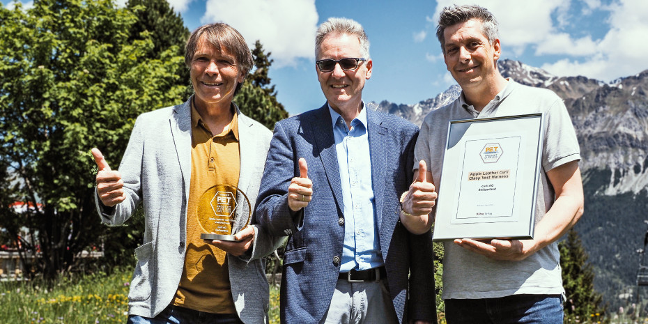 Preisübergabe:  Roland Primus (links) und Mark Zimmermann (rechts) mit pet-Chefredakteur  Ralf Majer-Abele.